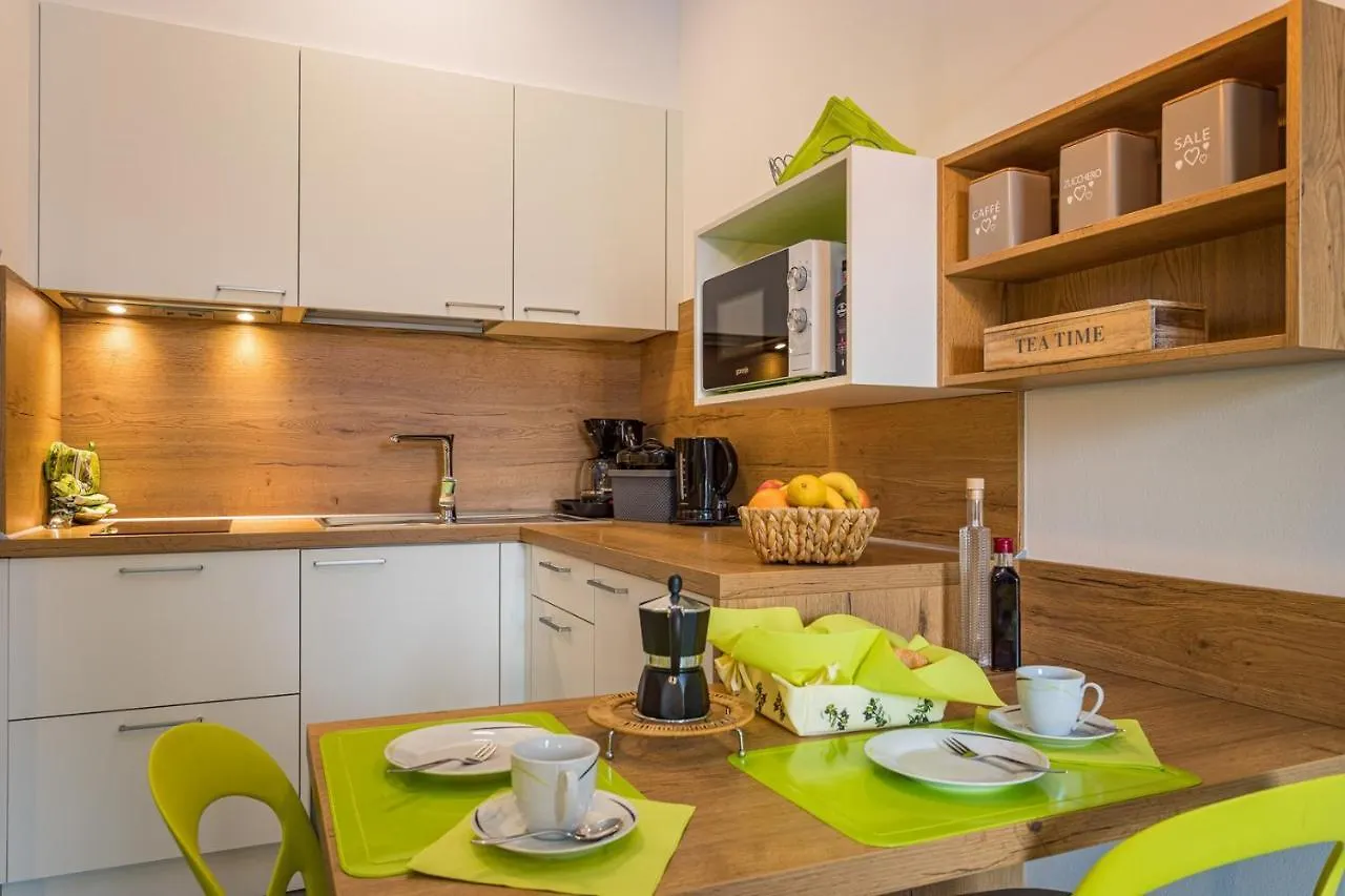 Apartments Bijou With Big Private Garden Near Umag Vilanija Konukevi