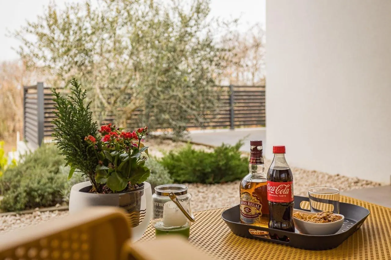 Guest house Bijou House With Apartments Vilanija Croatia