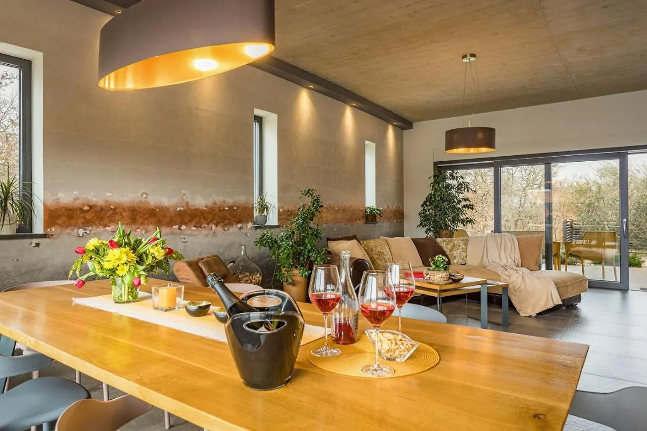 Bijou House With Apartments Vilanija