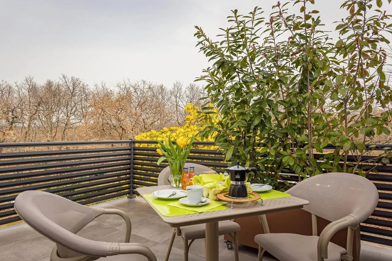 Konukevi Apartments Bijou With Big Private Garden Near Umag Vilanija