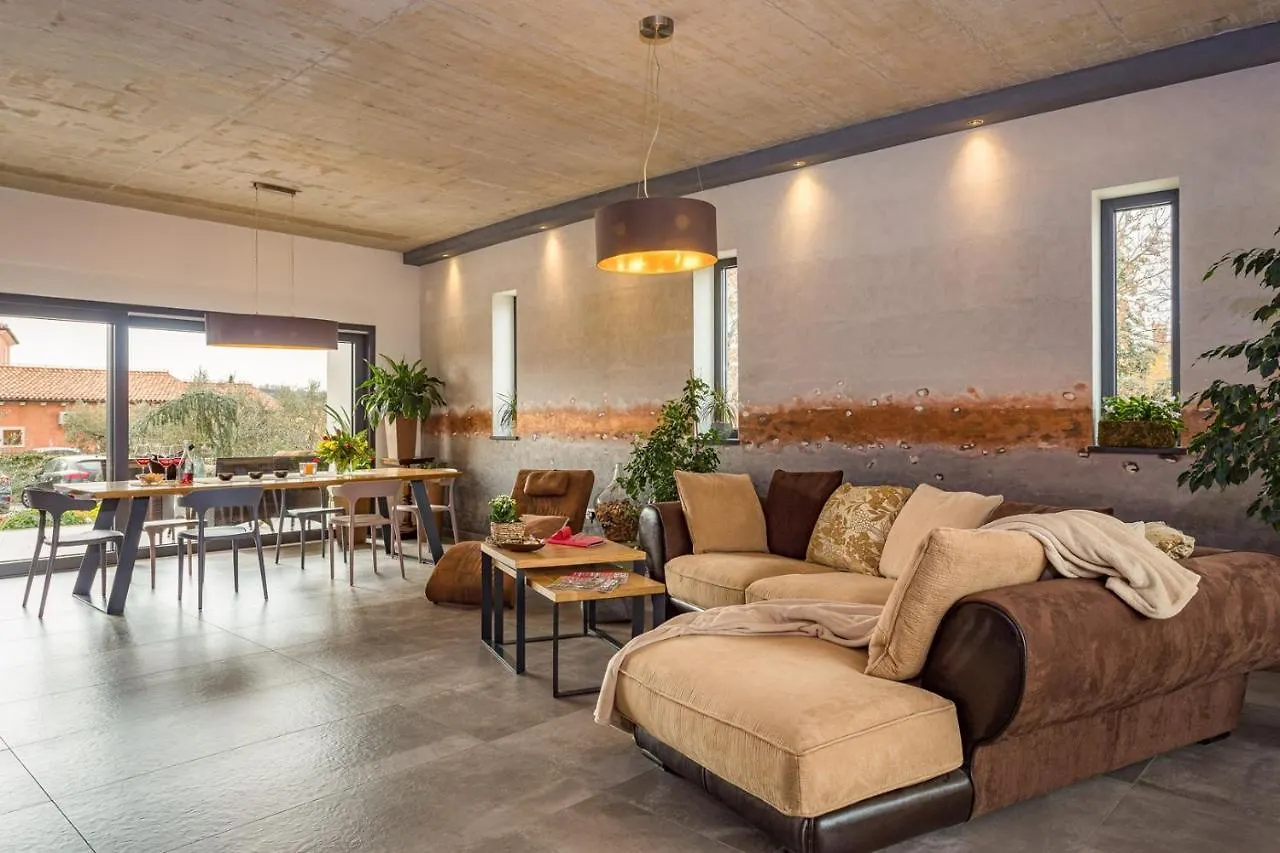 Apartments Bijou With Big Private Garden Near Umag Vilanija