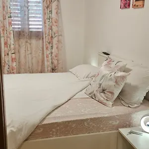 Kris With Private Entrance & Private Bathroom Vilanija