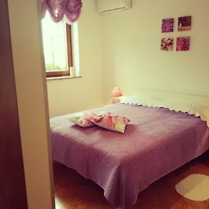 Kris With Private Entrance & Private Bathroom Vilanija